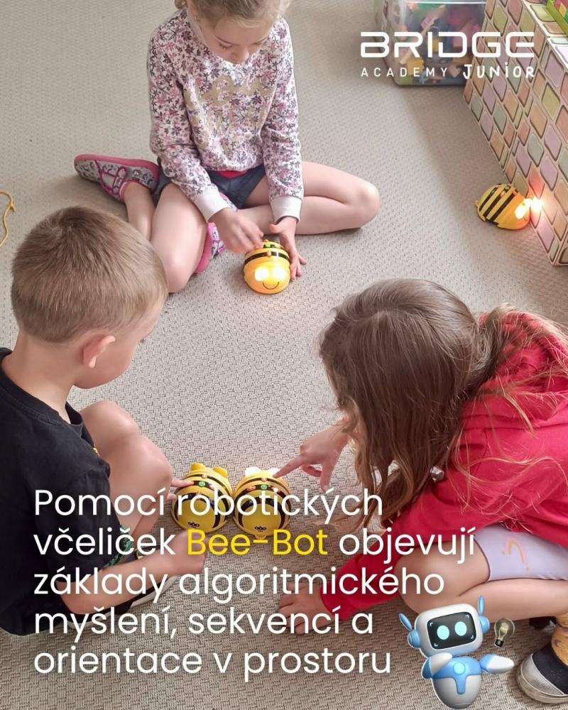Děti programují Bee-Bot včelku během tábora pro předškoláky