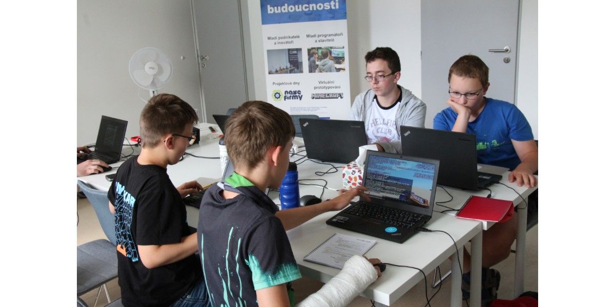 Kvantová letní škola s Minecraftem je unikátní česko-bavorský pobytový tábor, kde děti ve věku 12–17 let objevují kvantové technologie prostřednictvím Minecraftu, skutečných experimentů, týmových projektů a přeshraniční spolupráce s českými i bavorskými vrstevníky.